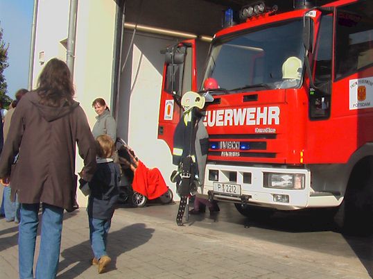 Ein Kamerad mit Wärmeschutzanzug